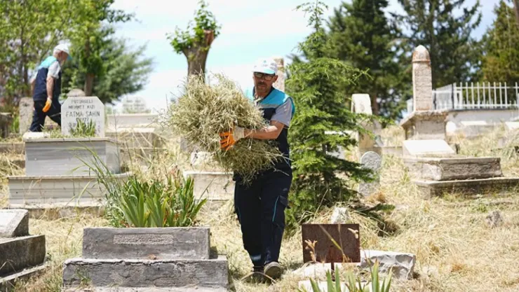 Mezarlıklarda Bahar ve Bayram Temizliği