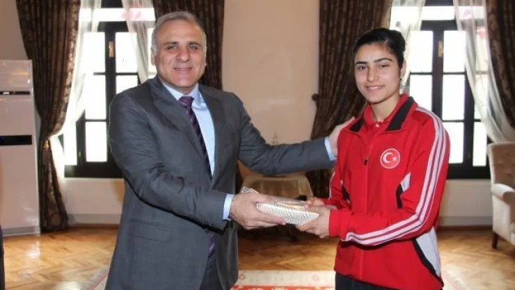 Milli Sporcumuz Vali Zorluoğlu' nu Ziyaret Etti