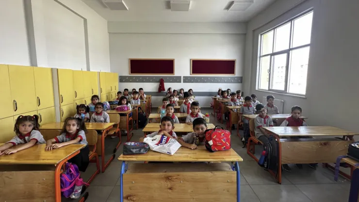 Öğrencilere Kırtasiye Seti ve Okul Çantası Desteği