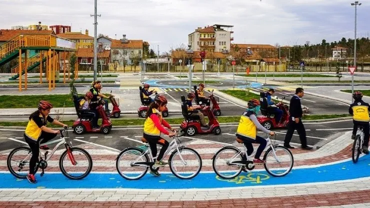 Öğrencilere Uygulamalı Trafik Eğitimi Veriliyor