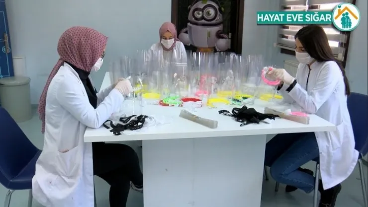 Öğretmenler, sağlık çalışanları için siperli maske üretiyor