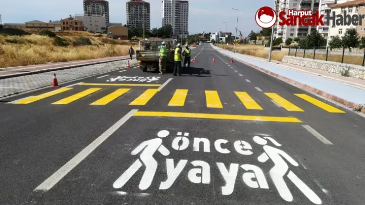 'Öncelik Hayatın, Öncelik Yayanın' Projesi Okul Önlerinde