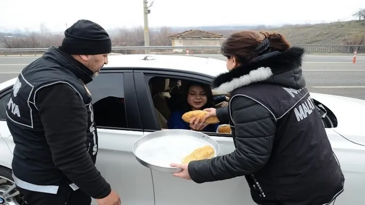 Polis bu kez mangal ikram etti