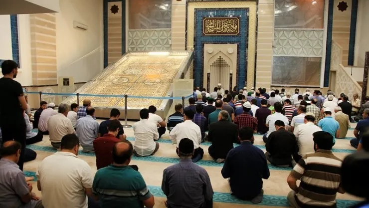 RAMAZAN AYINDA KÂBE-İ MUAZZAMANIN KAPI ÖRTÜSÜNE YOĞUN İLGİ