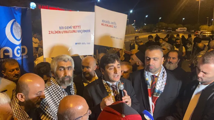 Saadet Partisi Sumud Filosu Katılımcısı Sinan Akılotu'nu Elazığ Havaalanında karşıladı.