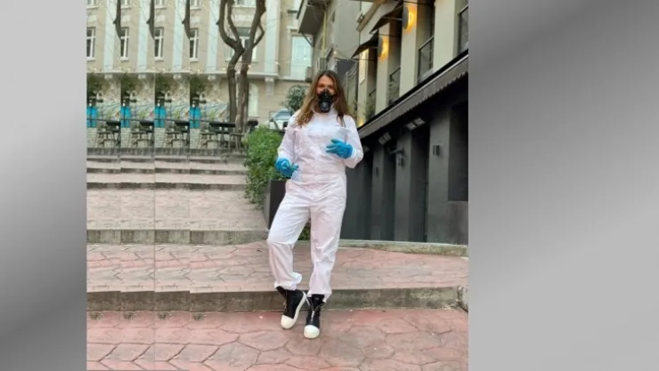 Sahne Kostümüne Korona Dizaynı