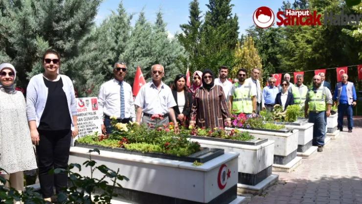 Şehitliğe Rengârenk Çiçek Ekimi Gerçekleştirildi