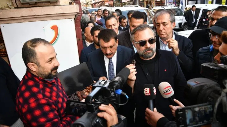 Şire Pazarını Gezen Sanatçılar Kayısının Tadına Baktı