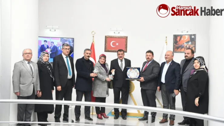 'Siyasi Partiler Demokrasinin Vazgeçilmez Unsurlarıdır'