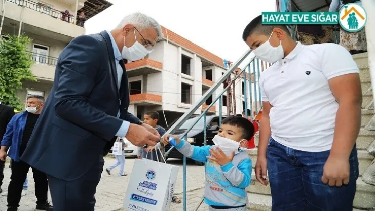 Sokağa Çıkamayan Çocukların Bayram Şekeri Battalgazi Belediyesi'nden