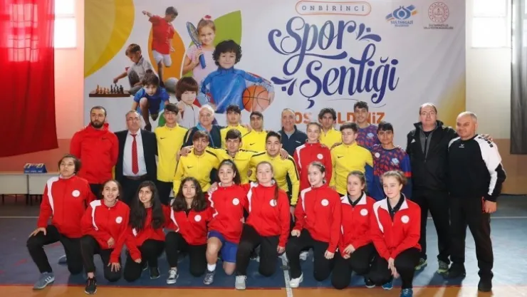 Sultangazi Spor Şenliği'nde gösteri maçını Ahmet Çakar yönetti