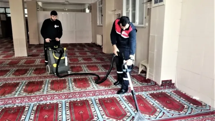 Ümraniye'deki camilerde kandil hazırlığı