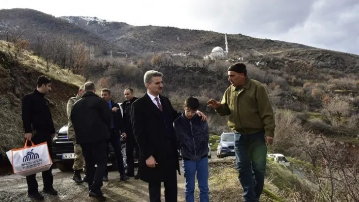 Vali Baruş Depremden Etkilenen Kale İlçesinde İncelemelerde Bulundu