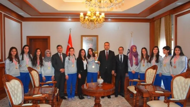 Vali TOPRAK, Kendinize Güvenin, Kendinize Güvendiğinizde Başarıyı Yakalayacağınızdan Eminim