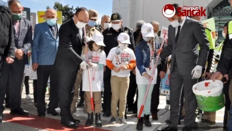 Vali Yırık Minik Öğrencilerle Yol Boyadı