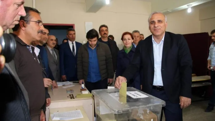 Vali Zorluoğlu Ailesiyle Birlikte Oyunu Kullandı