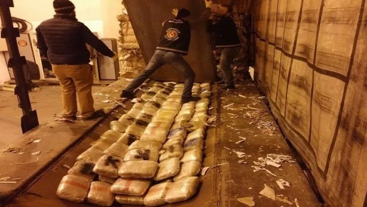Yaklaşık 300 Kilo Esrar Ele Geçirdi