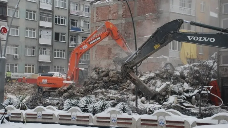 Yıkım Çalışmaları Kar Yağışı Altında Devam Etti