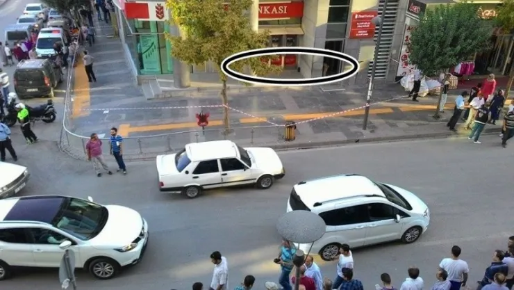 Ziraat Bankası duvarına bırakılan şüpheli paket halka ve emniyet güçlerine heyecan yaşattı.