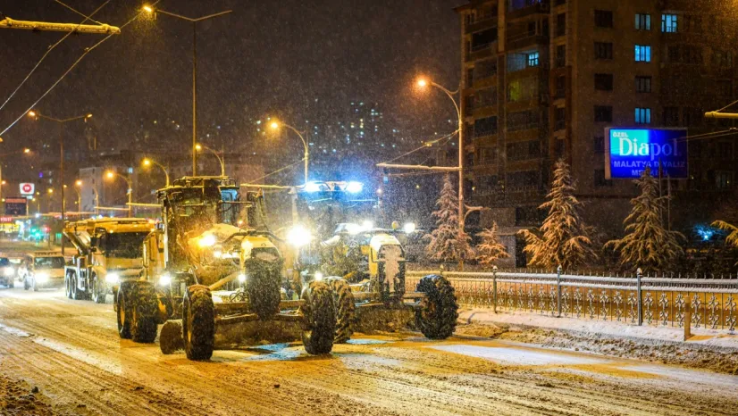 Büyükşehir Belediyesi Kar'dan Kapanan Yolları Açmaya Devam Ediyor