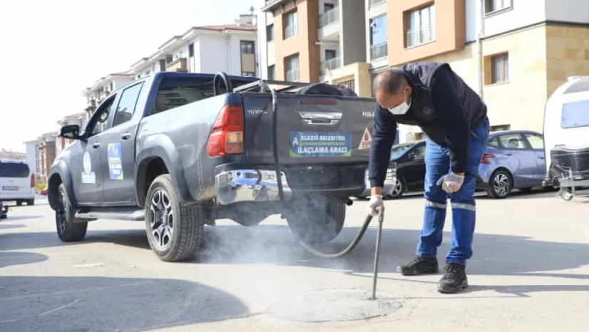 ELAZIĞ BELEDİYESİ, KENT GENELİNDE İLAÇLAMA ÇALIŞMALARINI SÜRDÜRÜYOR