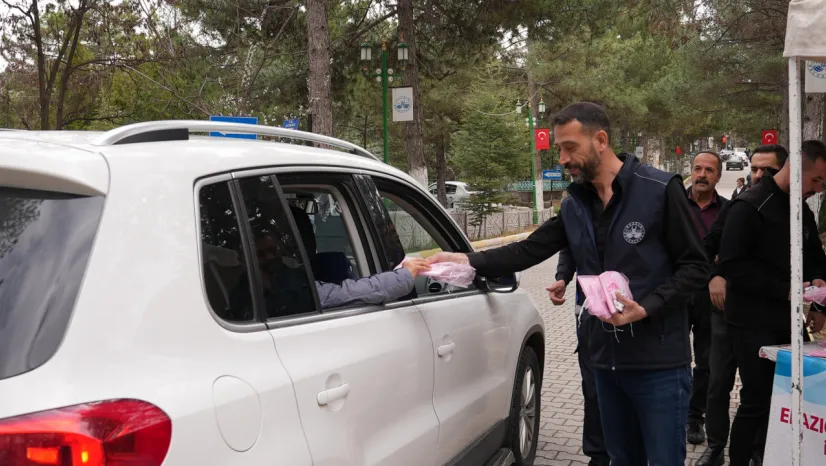 Elazığ Belediyesi, Mezarlıklarda Ücretsiz Yasin-İ Şerif Dağıttı ve İkramlarda Bulundu