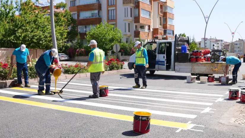 ELAZIĞ BELEDİYESİ YOLLARDA YOL ÇİZGİ, YAYA ÇİZGİSİ VE İŞARET ÇALIŞMALARI GERÇEKLEŞTİRİYOR