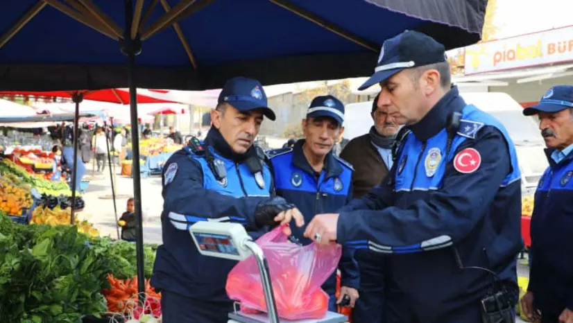 ELAZIĞ BELEDİYESİ ZABITA EKİPLERİNDEN PAZAR YERLERİNE DENETİM