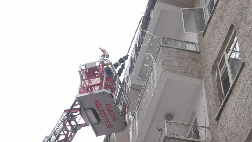 Elazığ İtfaiyesi Kent Genelinde Buz Sarkıtlarına Müdahale Ediyor