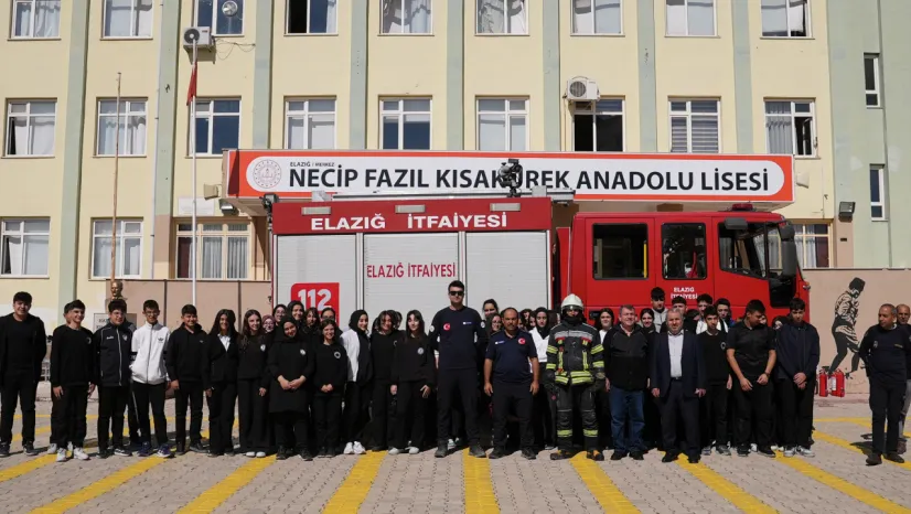 ELAZIĞ İTFAİYESİ'NDEN ÖĞRENCİLERE DEPREM VE YANGINLA MÜCADELE EĞİTİMLERİ VERİLİYOR