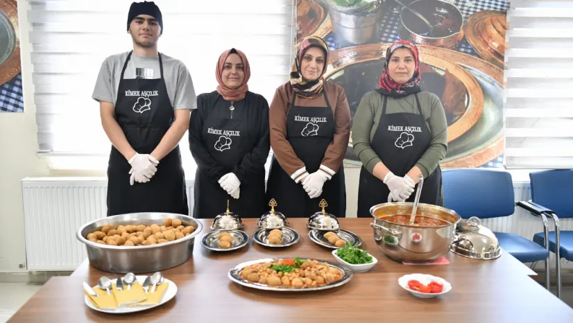 Maharetli Eller, En Güzel Analı-Kızlı Yemeğini Yapmak İçin Yarıştı