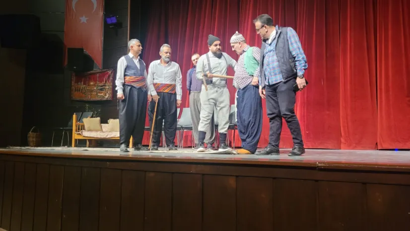 Nurettin Ardıçoğlu Kültür Merkezi'nde Sahnelenen 'Güz' Tiyatro Oyunu Seyirciden Tam Not Aldı