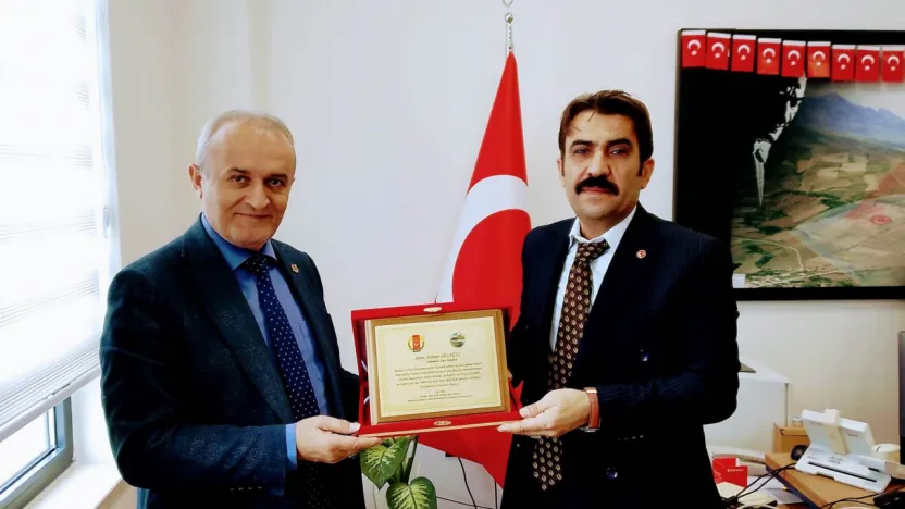 Başkan Dağ'dan Tapu Müdürü Salman Selağzı'na Takdir ve Plaket