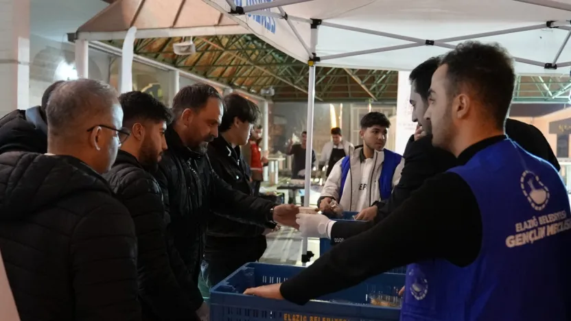 Elazığ Belediyesi'nden Kandil Simidi ve Süt İkramı