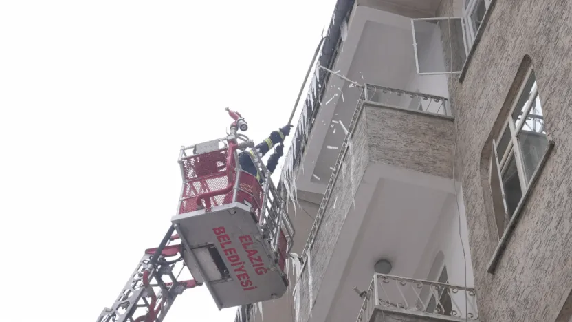 Elazığ İtfaiyesi Kent Genelinde Buz Sarkıtlarına Müdahale Ediyor