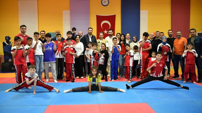 Milli Boksör Hatice Akbaş, Yeşilyurt Belediyesi Kick-Boks Sporcularıyla Buluştu