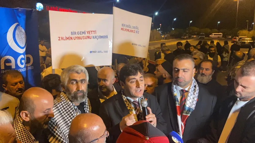 Saadet Partisi Sumud Filosu Katılımcısı Sinan Akılotu'nu Elazığ Havaalanında karşıladı.