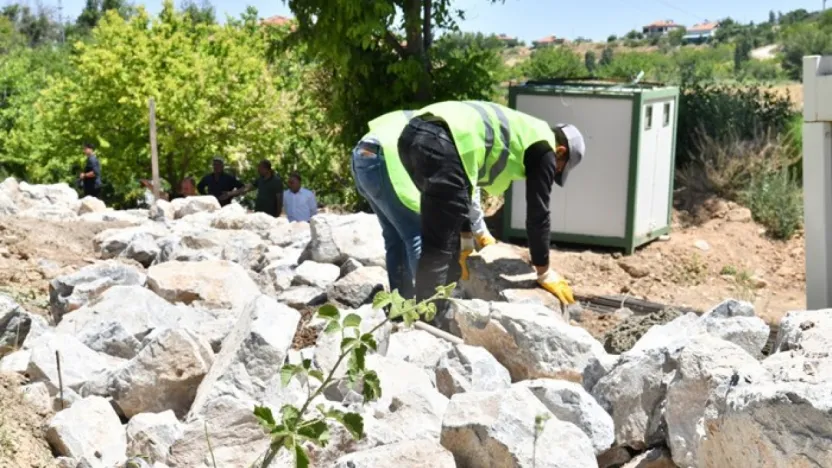 Şahnahan'da Yol Güvenliği İçin Taş Duvar Çalışması Yapıyor