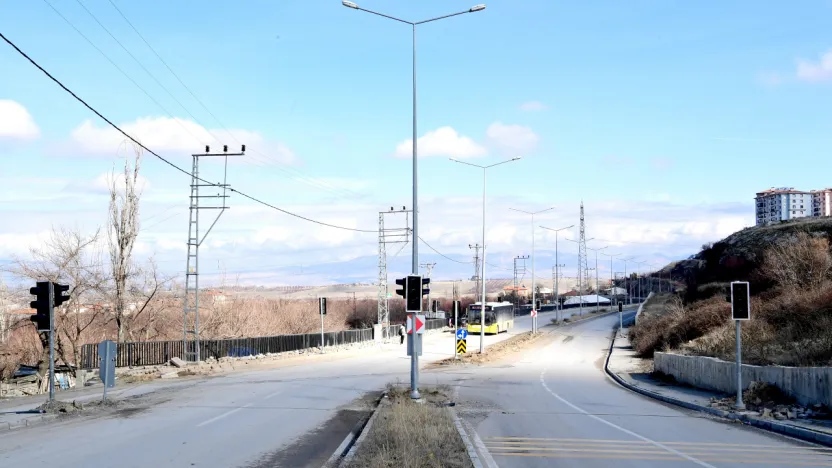 Trafiğin Yoğun Olduğu Noktalara Sinyalizasyon Sistemi Kuruluyor