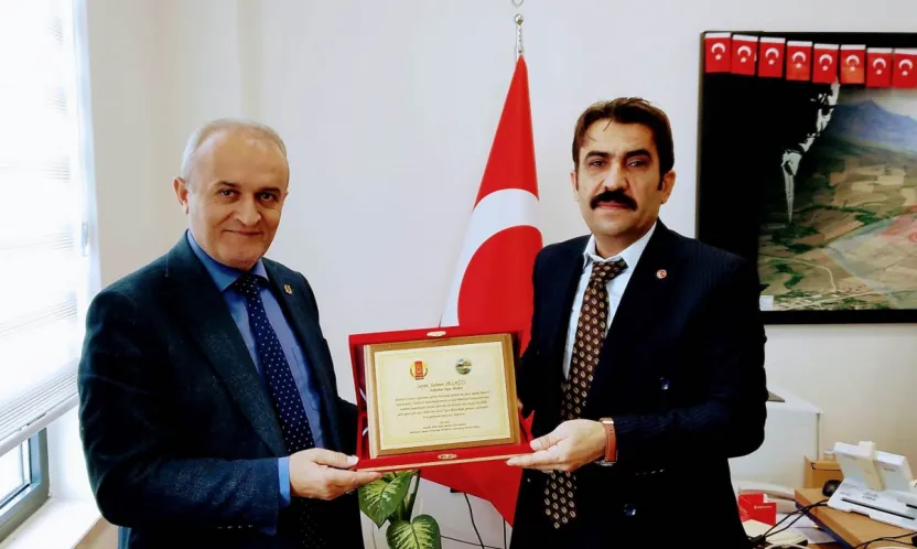 Başkan Dağ'dan Tapu Müdürü Salman Selağzı'na Takdir ve Plaket