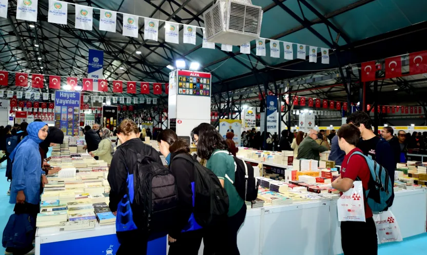 Başkan Er Stantları Ziyaret Ederek Yazarlarla Bir Araya Geldi