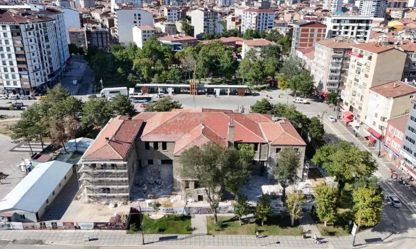 BAŞKAN ŞERİFOĞULLARI, TARİHİ ÖĞRETMENEVİNDE ÇALIŞMALARI İNCELEDİ