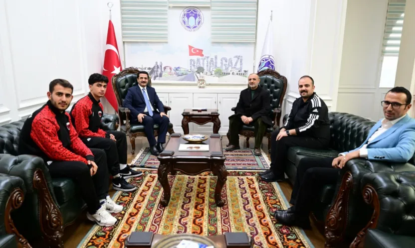 Battalgazi Belediyespor'un Milli Gururları Başkan Taşkın'ı Ziyaret Etti