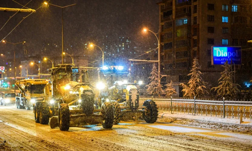 Büyükşehir Belediyesi Kar'dan Kapanan Yolları Açmaya Devam Ediyor