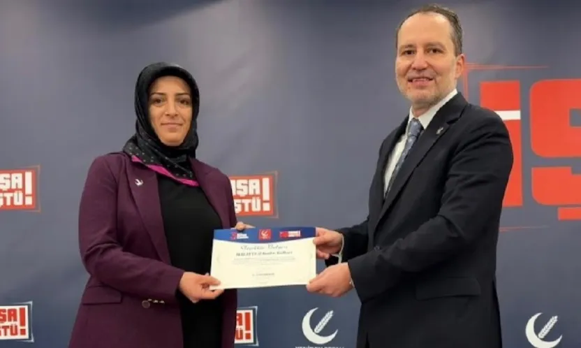 Dr.Fatih Erbakan, Başarılı Malatya İl Kadın Kolları Başkanı Koşar'ı Ödüllendirdi