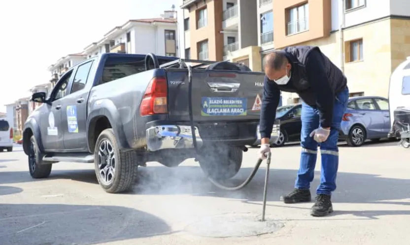 ELAZIĞ BELEDİYESİ, KENT GENELİNDE İLAÇLAMA ÇALIŞMALARINI SÜRDÜRÜYOR