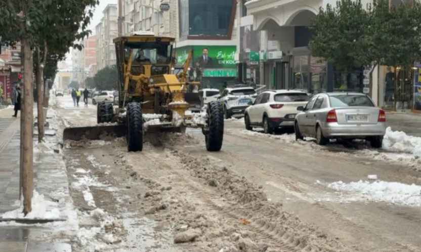 Elazığ Belediyesi, Vali Fahri Bey Caddesi'nde Kar Küreme ve Temizlik Çalışması Yaptı