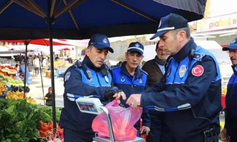 ELAZIĞ BELEDİYESİ ZABITA EKİPLERİNDEN PAZAR YERLERİNE DENETİM