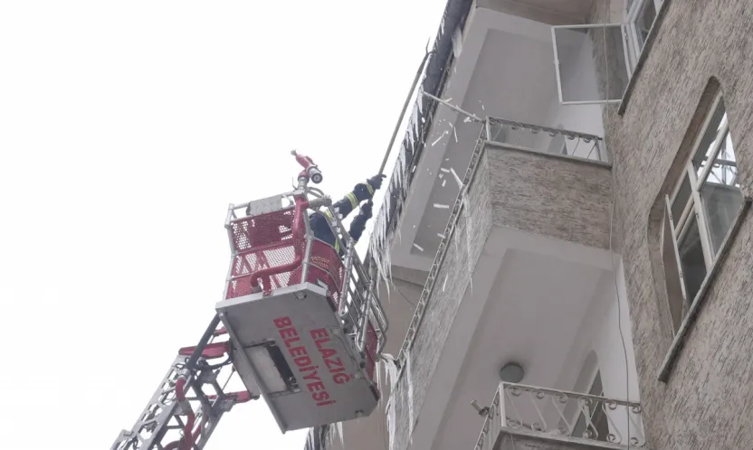 Elazığ İtfaiyesi Kent Genelinde Buz Sarkıtlarına Müdahale Ediyor