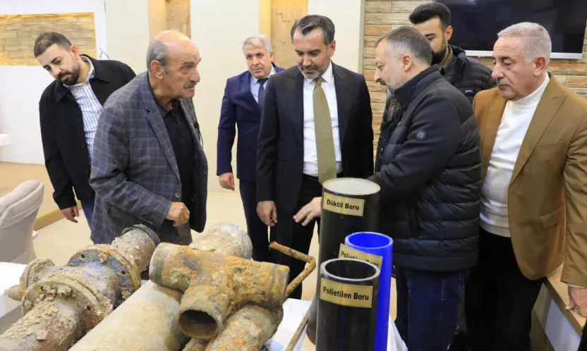 ESKİ İÇME SUYU BORULARINI MECLİS'E TAŞIYAN BAŞKAN ŞERİFOĞULLARI, ALTYAPININ ÖNEMİNİ BİR KEZ DAHA GÖZLER ÖNÜNE SERDİ
